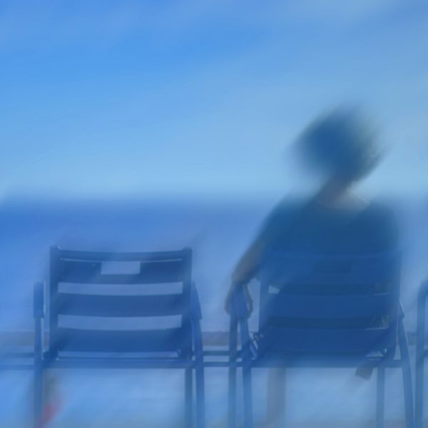 chaise_bleue-fond_bleu